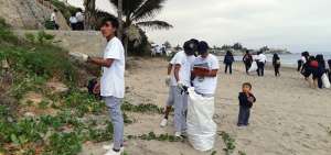 30.000 voluntarios limpian desechos en playas del pa&iacute;s