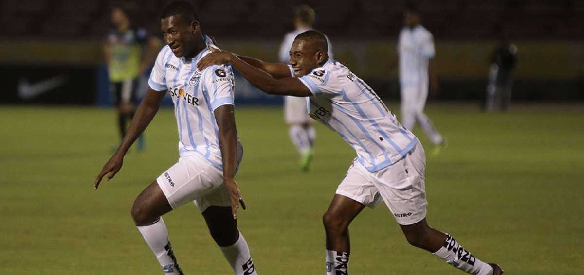 El delantero John Cifuente (izq.) celebra uno de sus goles en la Sudamericana con su compa&ntilde;ero Elvis Patta.