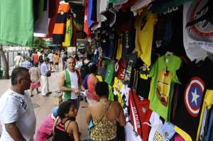 Los comerciantes esperaban ayer vender la mayor cantidad de mercader&iacute;a, pues hoy disminuir&iacute;a. Foto: Miguel Castro.