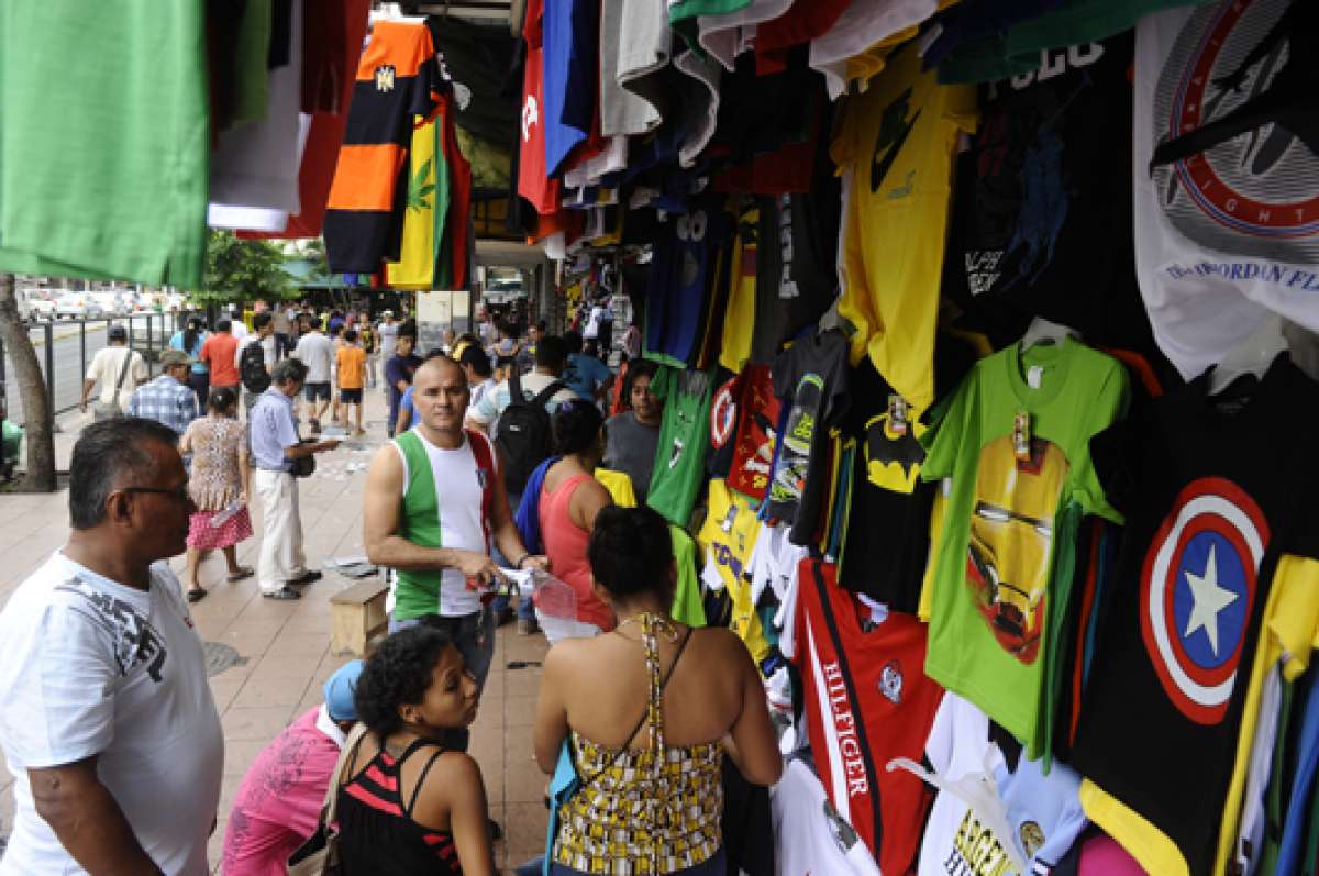 Los comerciantes esperaban ayer vender la mayor cantidad de mercader&iacute;a, pues hoy disminuir&iacute;a. Foto: Miguel Castro.