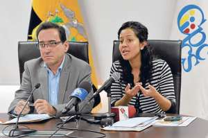 Fernando Cede&ntilde;o, titular del Cpccs, y Gabriela Quezada, gerente de Programa de Incentivos. FOTO: MIGUEL JIM&Eacute;NEZ.
