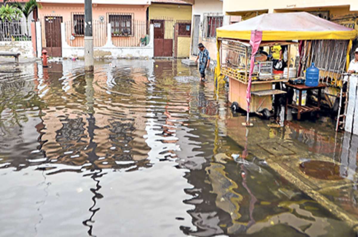 Las familias asentadas en las calles 17 y Col&oacute;n, a&uacute;n sin lluvias, se inundan por efecto de los aguajes. Foto: William Orellana / El Tel&eacute;grafo.