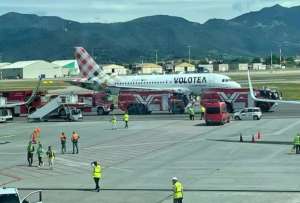 Un hombre fue succionado por el motor de un avión y falleció. 