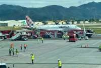 Un hombre fue succionado por el motor de un avión y falleció. 