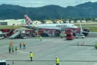 Un hombre fue succionado por el motor de un avión y falleció. 