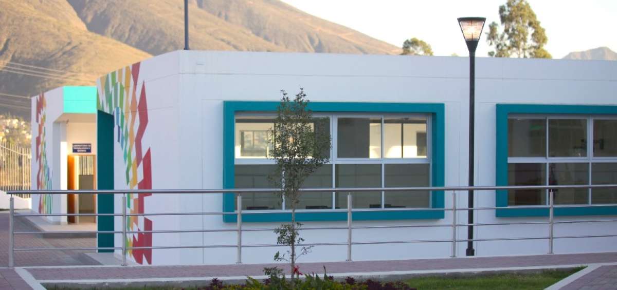 La Unidad Educativa R&eacute;plica Juan P&iacute;o Mont&uacute;far es una de las instituciones educativas del milenio construidas por el Gobierno. Se inaugur&oacute; en 2014.