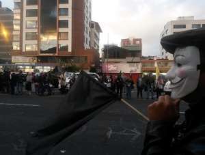 Los manifestantes se concentraron a pocos metros al sur de la Sede de PAIS. Foto: Gabriela Castillo / EL TEL&Eacute;GRAFO