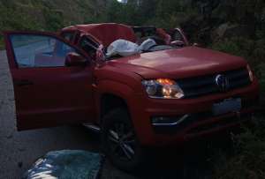 Vehículo fue impactado por una roca en la vía a Baños