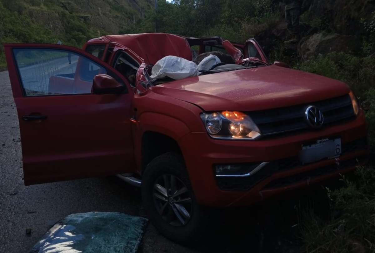 Vehículo fue impactado por una roca en la vía a Baños
