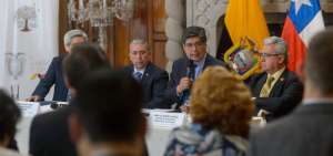 El canciller de Ecuador, Jos&eacute; Valencia, confirm&oacute; que se ha informado de la situaci&oacute;n en el pa&iacute;s a los organismos internacionales.
