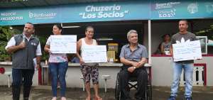 El Presidente entreg&oacute; ayer cr&eacute;ditos S.O.S. en la parroquia Antonio Sotomayor, en el sector Playas de Vinces, a ciudadanos afectados por las lluvias. 