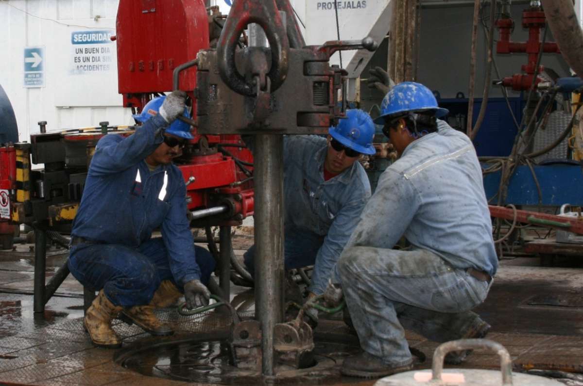La AIE rebaja previsi&oacute;n de demanda de petr&oacute;leo para 2016 por exceso de oferta