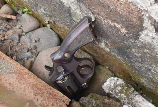 La policía encontró armas de fuego. 