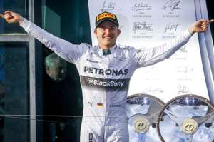 El alem&aacute;n Nico  Rosberg celebra su triunfo junto a un grupo de aficionados. Foto: EFE