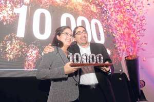 Gabriela Andrade, quien obtuvo una beca del 100% para estudios de posgrado, recibi&oacute; la distinci&oacute;n de manos del titular de la Senescyt, Ren&eacute; Ram&iacute;rez. Foto: &Aacute;lvaro P&eacute;rez / El Tel&eacute;grafo