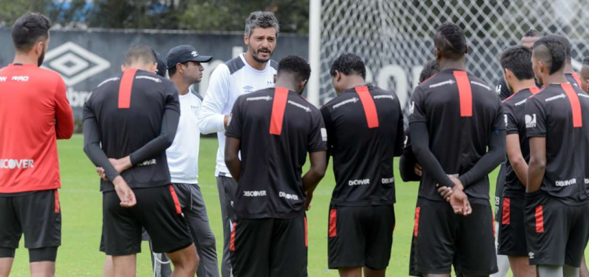 El entrenador Gustavo Mun&uacute;a (centro) dialoga con la plantilla de jugadores, antes de un entrenamiento. 