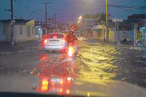 El nivel de agua en sectores como La Alborada alcanz&oacute; casi el metro de altura, lo que gener&oacute; inconvenientes en las viviendas. Foto: Eduardo Escobar / El Tel&eacute;grafo
