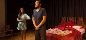 Paola y Enrique invierten sus roles de pareja en un argumento que presenta la virginidad como bien masculino.