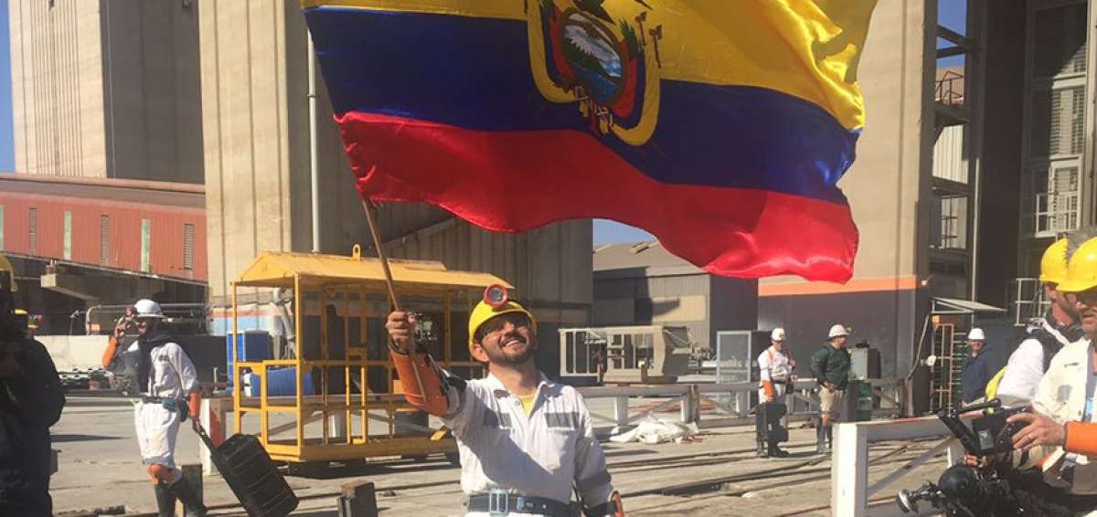 Mill&aacute;n Lude&ntilde;a Rodr&iacute;guez agita la bandera ecuatoriana en la cuenca del Witwatersrand (Sud&aacute;frica), donde est&aacute; la mina de oro m&aacute;s grande del globo terr&aacute;queo.