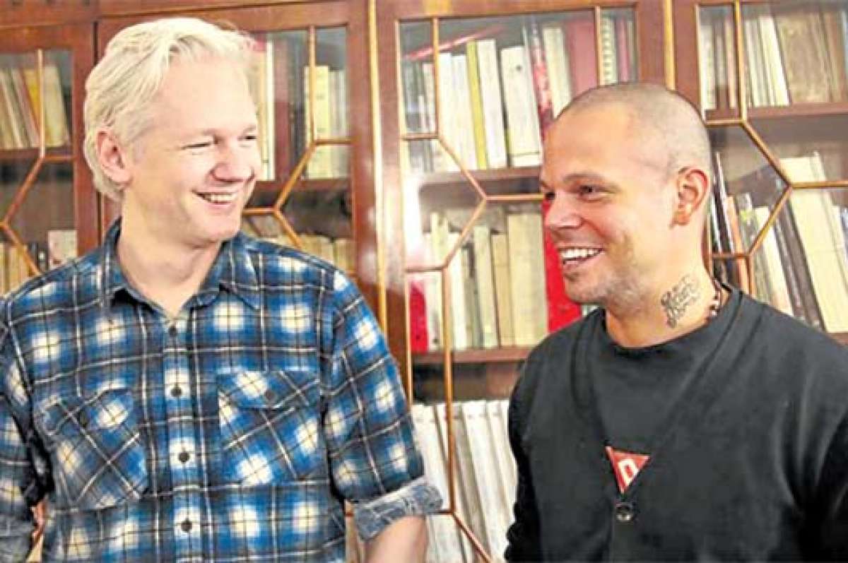 Julian Assange y Ren&eacute; P&eacute;rez, &lsquo;Residente&rsquo;, durante la visita de este &uacute;ltimo a la Embajada de Ecuador en Londres el a&ntilde;o pasado. Foto: Archivo