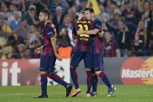 Neymar (espaldas) y Lionel Messi celebran uno de los tantos que el FC Barcelona anot&oacute; al Ajax. Foto: AFP