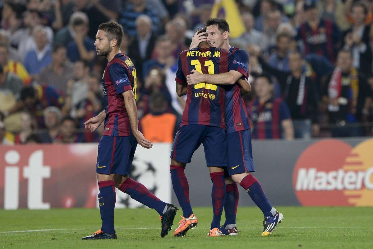 Neymar (espaldas) y Lionel Messi celebran uno de los tantos que el FC Barcelona anot&oacute; al Ajax. Foto: AFP