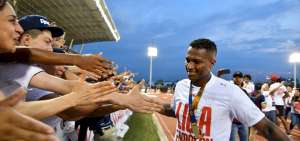 Antonio Valencia celebrando con la hincha de Liga de Quito.