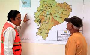 Un t&eacute;cnico de la Secretar&iacute;a explica a un ciudadano sobre las medidas de precauci&oacute;n.