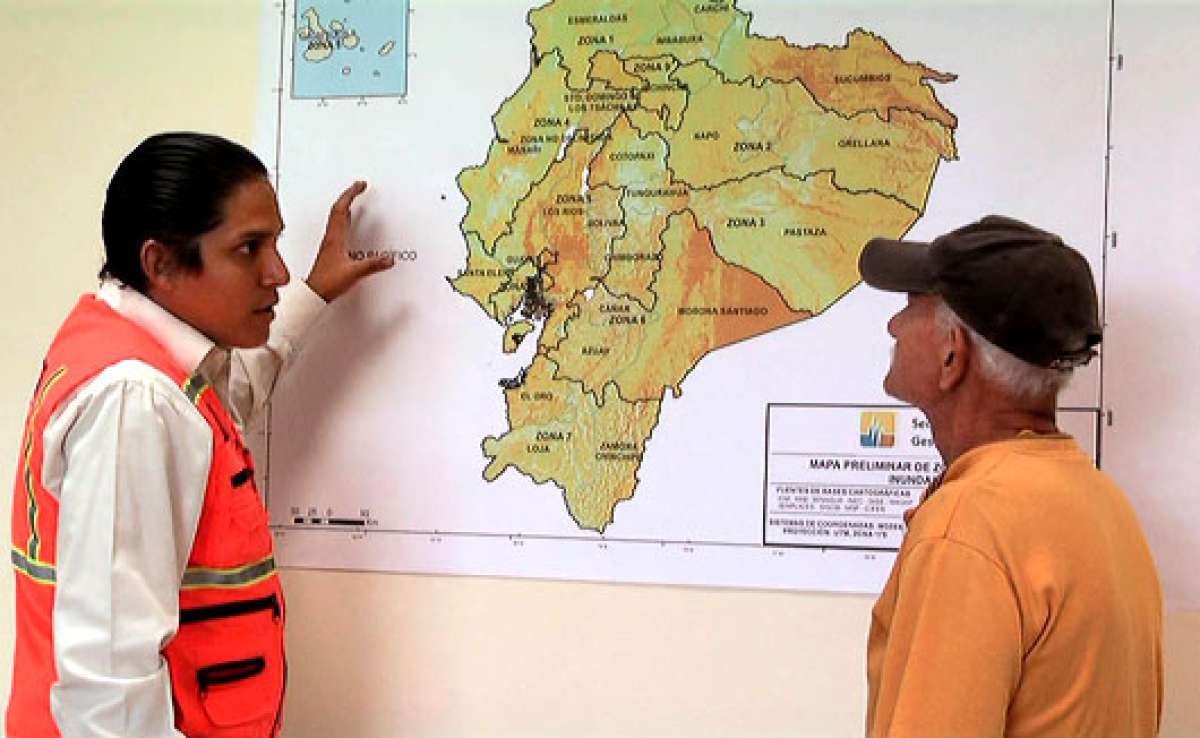 Un t&eacute;cnico de la Secretar&iacute;a explica a un ciudadano sobre las medidas de precauci&oacute;n.