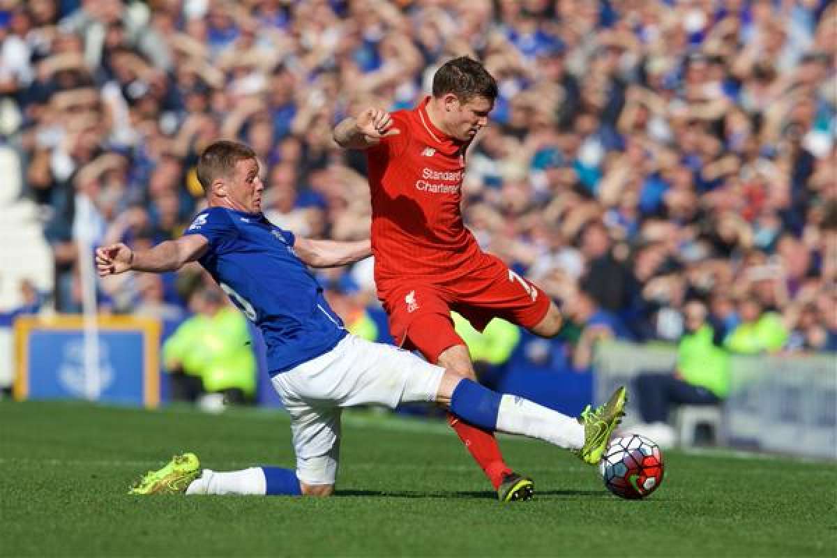 Everton y Liverpool empatan (1-1) en un derbi que deja todo igual