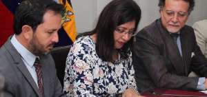 Iv&aacute;n Granda (Anticorrupci&oacute;n); fiscal Ruth Palacios en la firma y el contralor Pablo Celi. Mar&iacute;a Maldonado (Judicatura) y Diana Salazar (UAFE) rubricaron.