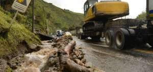 Piedras y troncos se presentan en los tramos viales ubicados entre Ba&ntilde;os de Agua Santa y Puyo, producto de los deslaves.  