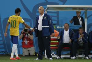 Luiz Felipe Scolari (c.) defendi&oacute; el arbitraje del japon&eacute;s Yuichi Nishimura. Foto: AFP