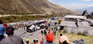 El bus de transporte tur&iacute;stico se impact&oacute; contra tres viviendas ubicadas en el kil&oacute;metro 8,5 de la v&iacute;a Quito-Papallacta. Posteriormente se volc&oacute;. Caus&oacute; da&ntilde;os en la parte frontal de los inmuebles.