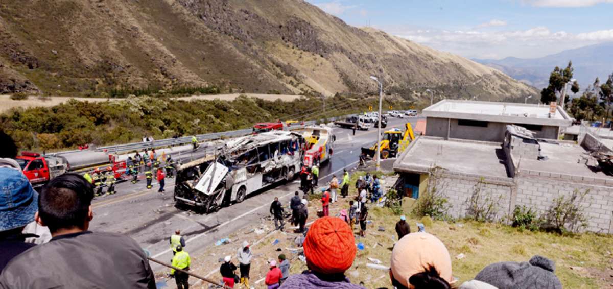 El bus de transporte tur&iacute;stico se impact&oacute; contra tres viviendas ubicadas en el kil&oacute;metro 8,5 de la v&iacute;a Quito-Papallacta. Posteriormente se volc&oacute;. Caus&oacute; da&ntilde;os en la parte frontal de los inmuebles.