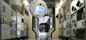El robot Cimon puede flotar a la altura de los ojos de los astronautas y fue entrenado para reconocer la voz y rostro del geof&iacute;sico alem&aacute;n Alexander Gerst.