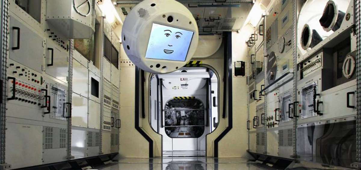 El robot Cimon puede flotar a la altura de los ojos de los astronautas y fue entrenado para reconocer la voz y rostro del geof&iacute;sico alem&aacute;n Alexander Gerst.