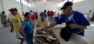 El comerciante Andr&eacute;s Moreira desde ayer ya vende en la nueva Zona Comercial Tarqui, en el &aacute;rea de mariscos.