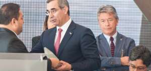 El representante del Poder Judicial de Per&uacute;, Bonifacio Meneses, entreg&oacute; una placa de reconocimiento al titular de la Judicatura, Gustavo Jalkh.
