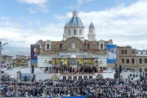 En su encuentro con miembros de la comunidad religiosa en El Quinche, el Papa pidi&oacute; no olvidar de d&oacute;nde vienen. La gira de Francisco contin&uacute;a en La Paz y Santa Cruz. Foto: Fernando Sandoval.