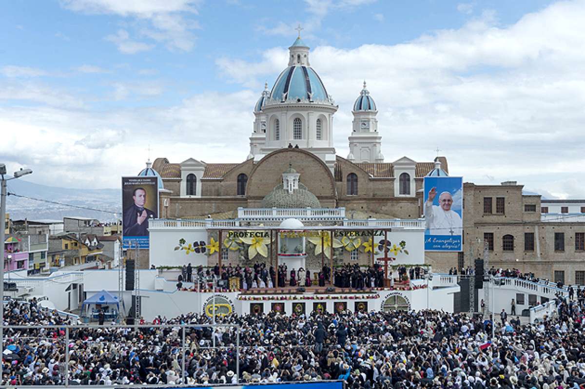 En su encuentro con miembros de la comunidad religiosa en El Quinche, el Papa pidi&oacute; no olvidar de d&oacute;nde vienen. La gira de Francisco contin&uacute;a en La Paz y Santa Cruz. Foto: Fernando Sandoval.