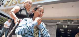 Ana Chal&eacute;n, de 63 a&ntilde;os, acompa&ntilde;a a su nieta a las diligencias judiciales iniciadas tras la emergencia m&eacute;dica que vivi&oacute; luego de alumbrar a su tercer hijo.