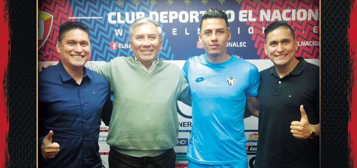 El futbolista Manuel Balda (de celeste) junto con el presidente Tito Manjarrez y otros directivos del club, tras confirmar su permanencia.