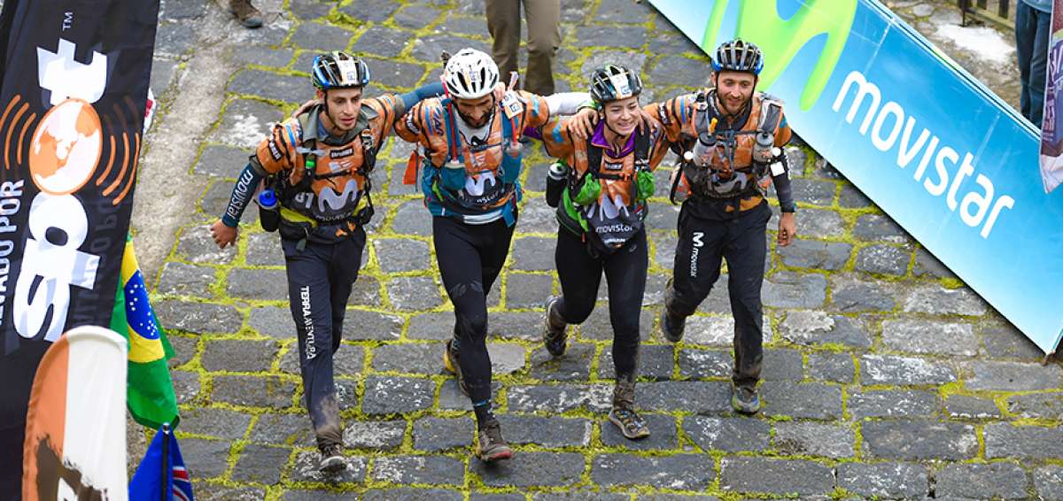 De izquierda a derecha, los deportistas Felipe Munchmeyer, Nicol&aacute;s Miranda, Victoria Calisto y Joaqu&iacute;n L&oacute;pez, integrantes del Movistar Terra Aventura, equipo campe&oacute;n de la decimaquinta edici&oacute;n del Huairasinchi.
