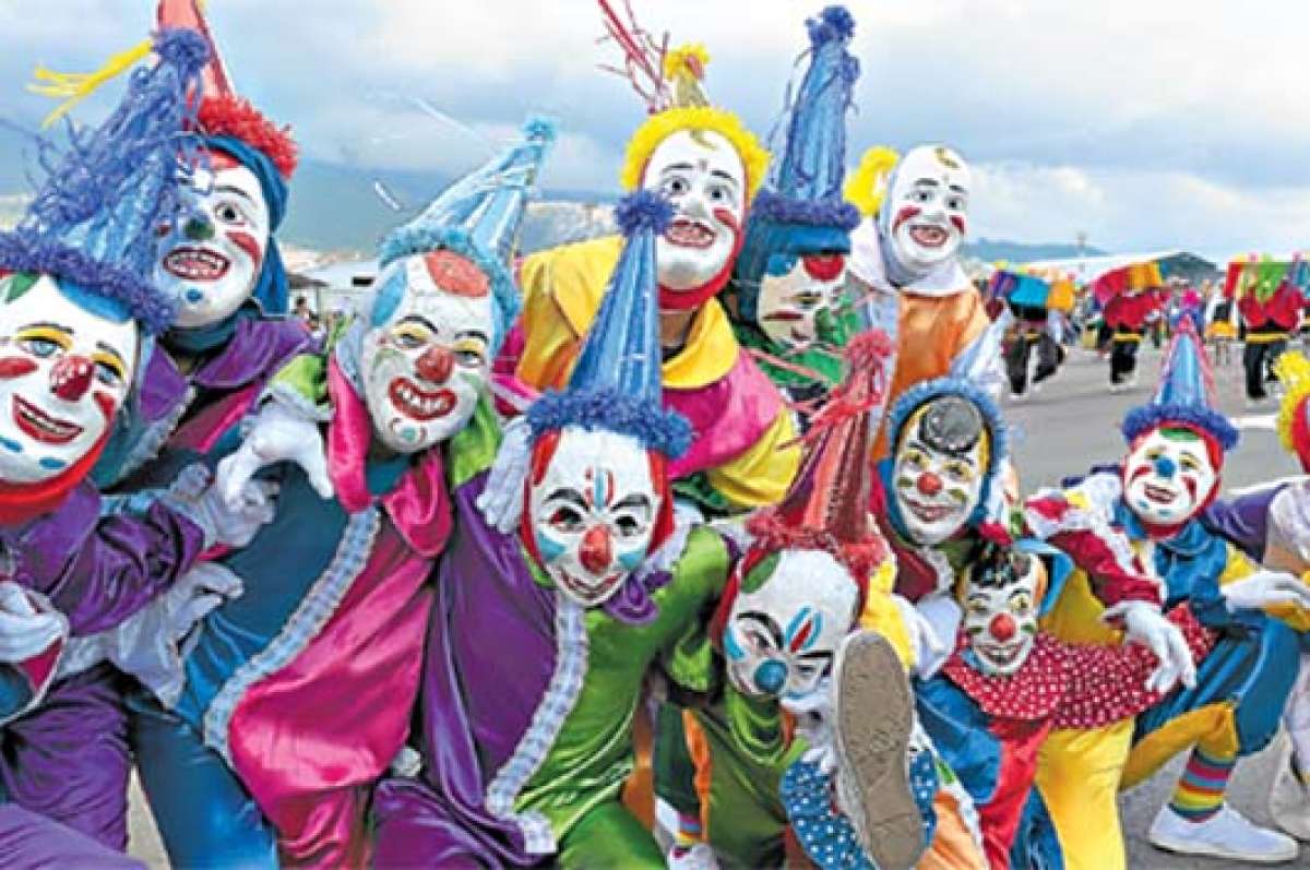 Escuelas y colegios participaron de un encuentro de danza en el Parque Bicentenario de Quito, donde en medio de bailes los j&oacute;venes mostraron disfraces y tradiciones de Ecuador. Foto: Marco Salgado 