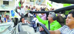 Len&iacute;n Moreno encabez&oacute; una multitudinaria caravana en Santa Elena.
