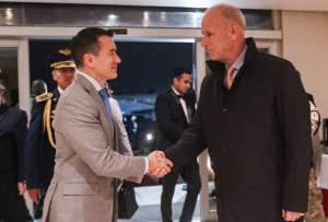 El presidente Daniel Noboa (izq.) fue recibido por el canciller peruano Javier González-Olachea.