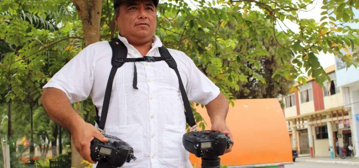 El director de cine manabita Fernando Cede&ntilde;o, armado con sus c&aacute;maras, listo para disparar.