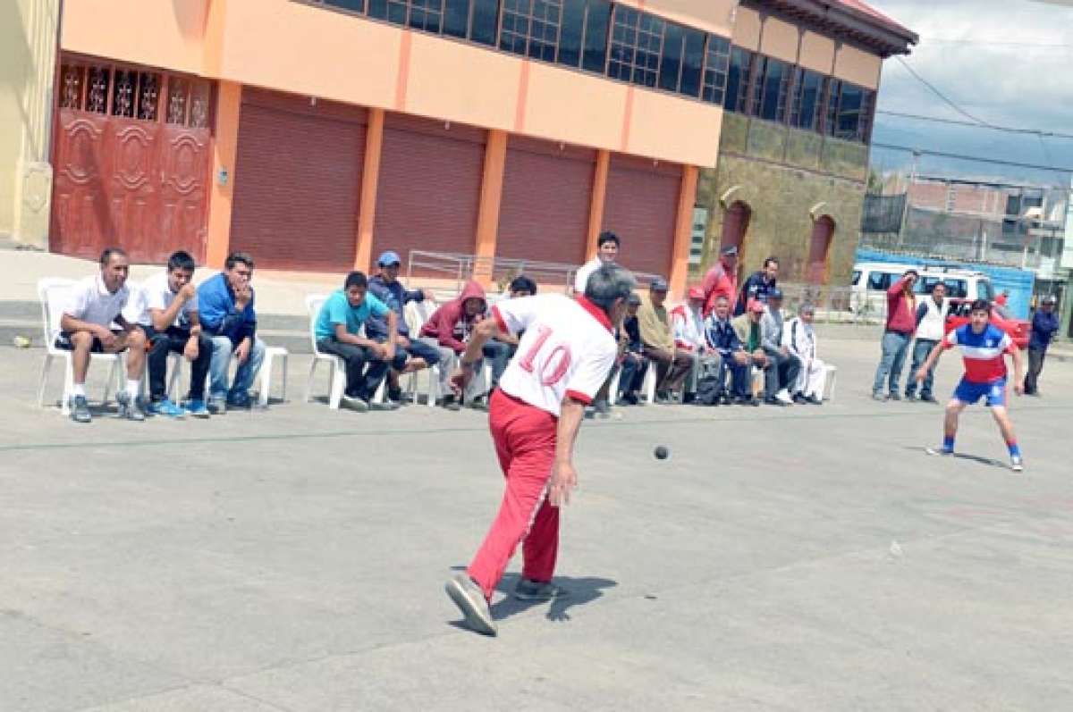 Cuatro jugadores a cada lado de la cancha se enfrentan para lanzar con fuerza la peque&ntilde;a pelota. En la foto constan los equipos de Tungurahua y Chimborazo. Fotos: Roberto Ch&aacute;vez / El Tel&eacute;grafo