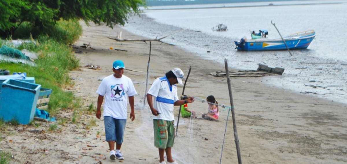 Los pescadores dejan de ir un d&iacute;a a su jornada en el mar para dedicarse a tejer sus propias redes. 